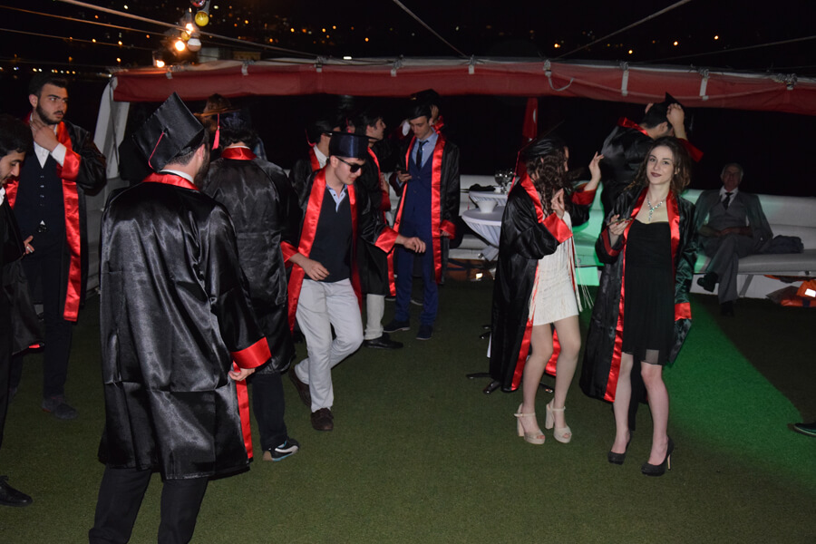 Teknede Mezuniyet Kutlaması